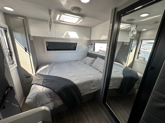 Bedroom in Paramount Tuff Mudda Combo Shower