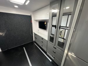 Interior of Paramount Tuff Mudda Combo Shower