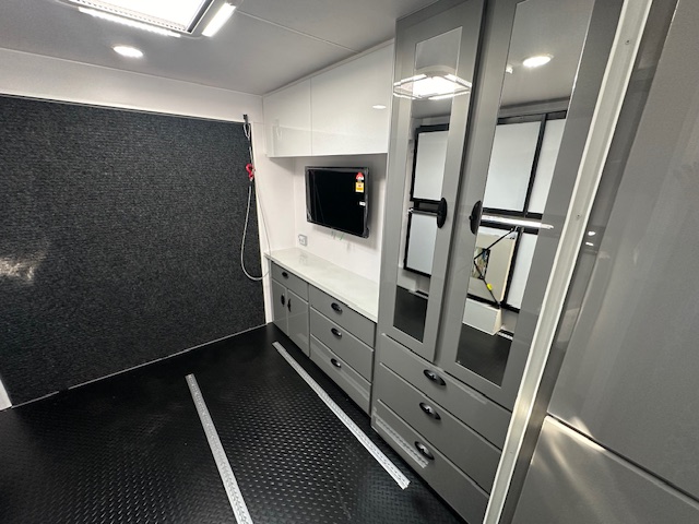 Interior of Paramount Tuff Mudda Combo Shower