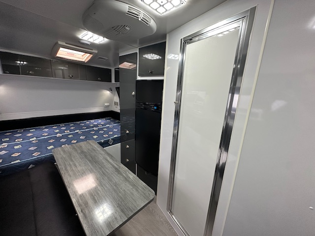 2018 16' Royal Flair Razor XT - sitting area