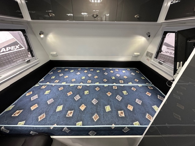 2018 16' Royal Flair Razor XT - double bed