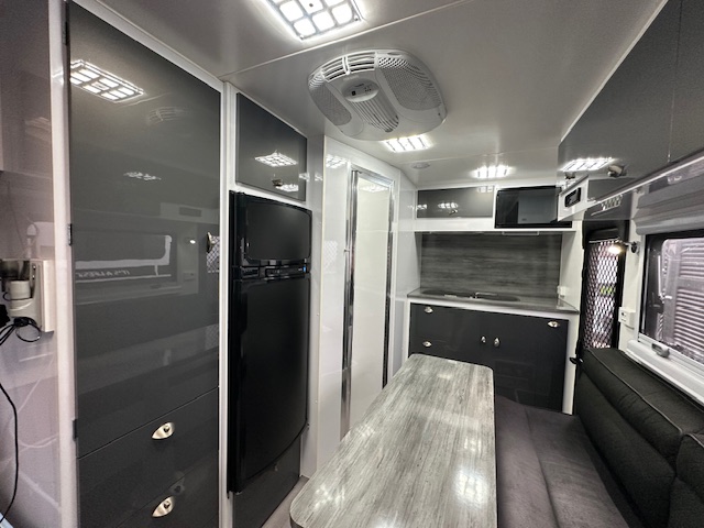 2018 16' Royal Flair Razor XT - living area