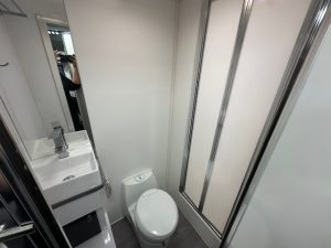 2018 16' Royal Flair Razor XT - bathroom