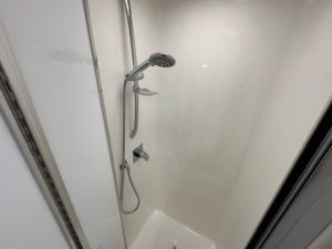 2018 16' Royal Flair Razor XT - shower