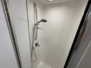 2018 16' Royal Flair Razor XT - shower