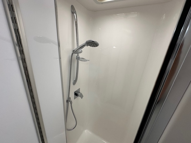 2018 16' Royal Flair Razor XT - shower