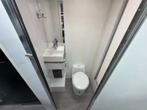2018 16' Royal Flair Razor XT - bathroom