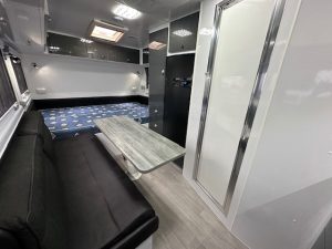 2018 16' Royal Flair Razor XT - sitting area
