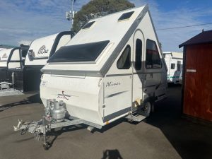 12' 2005 Avan Aliner - exterior front