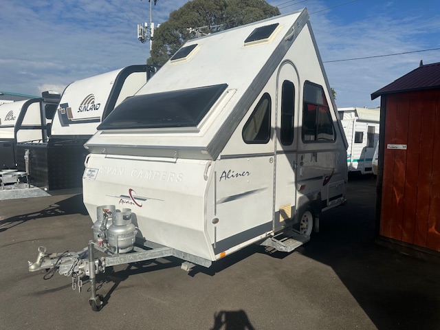 12' 2005 Avan Aliner - exterior front