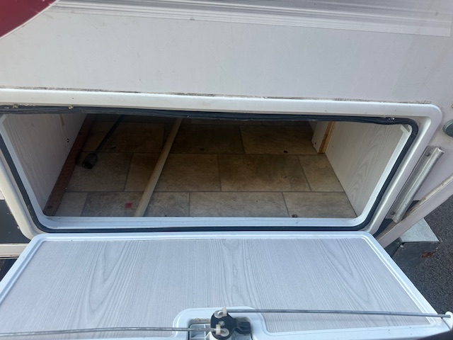 12' 2005 Avan Aliner - exterior storage