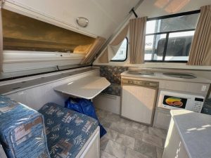 12' 2005 Avan Aliner - living area