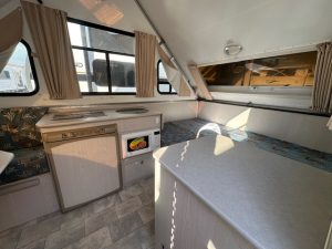 12' 2005 Avan Aliner - living area