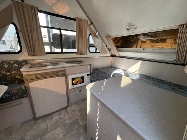 12' 2005 Avan Aliner - living area