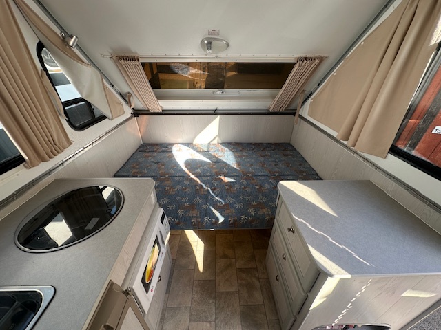 12' 2005 Avan Aliner - double bed