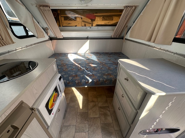 12' 2005 Avan Aliner - double bed