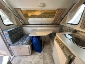 12' 2005 Avan Aliner - sitting area