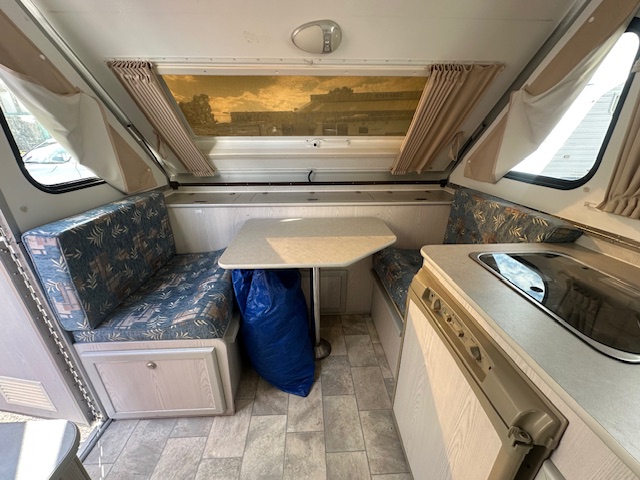 12' 2005 Avan Aliner - sitting area