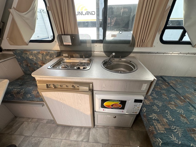 12' 2005 Avan Aliner - kitchen