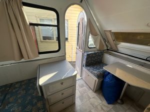 12' 2005 Avan Aliner - entrance